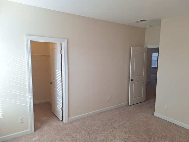 Building Photo - MARCH MOVE IN SPECIAL - $300 off FIRST FUL...