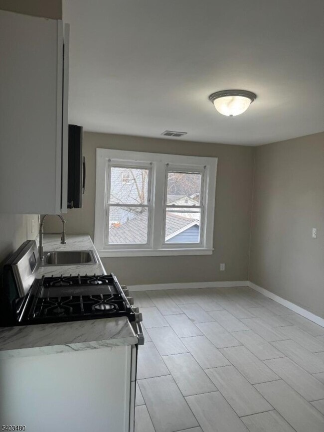 Building Photo - 375 Tower St