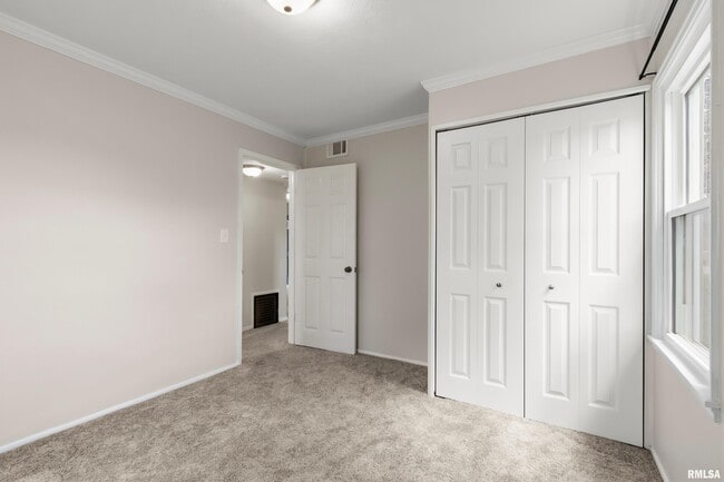 Building Photo - 5209 N Glen Elm Dr