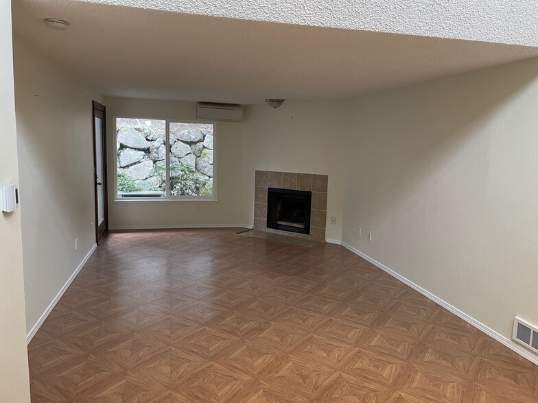 Living room with AC and heat pump - 15929 NE 41st St