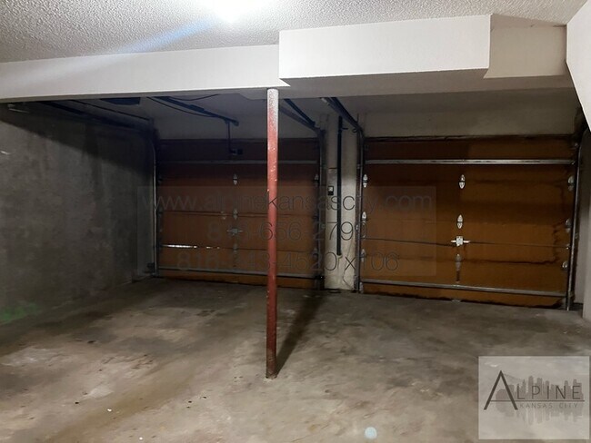 Building Photo - Spacious, 2 Car Garage! Great Location!