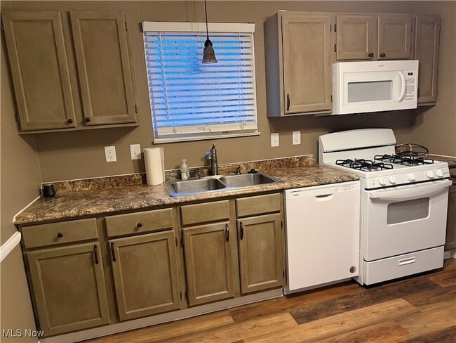 Building Photo - 195 Surrey Ln