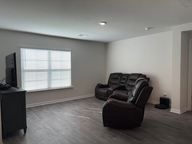 Building Photo - 4 Bedroom, 2 Bathroom House in Trinity!