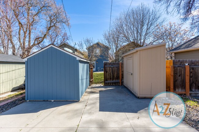 Building Photo - Cozy North End 33rd Street Bungalow!