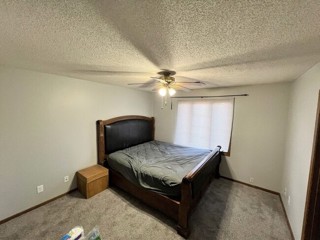 Building Photo - 3 Bedroom 2 Bath - Right Outside Fort Riley!