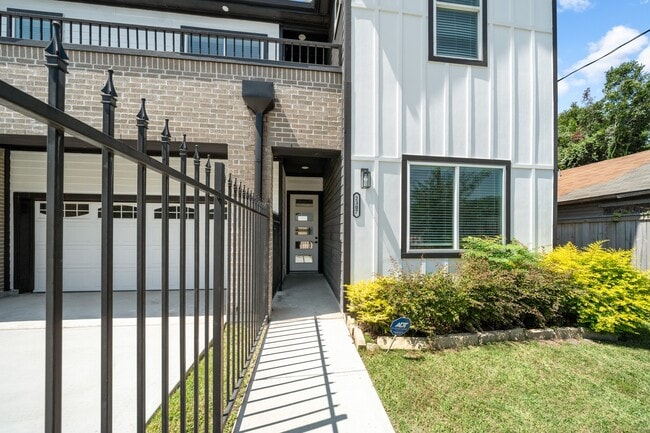 Building Photo - 2307 Wipprecht St