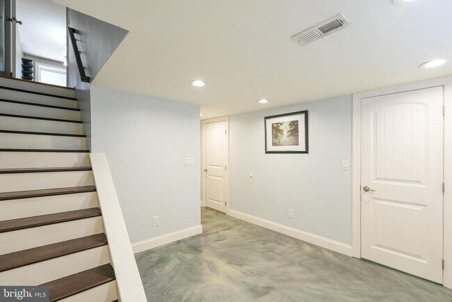 Building Photo - 3161 S Sydenham St