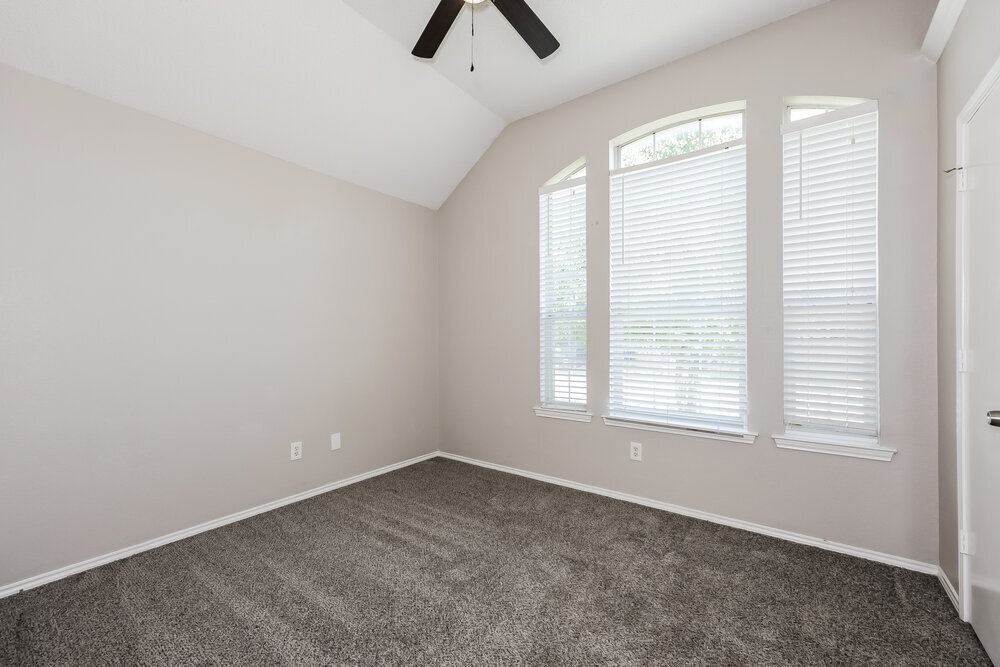 Building Photo - 621 Pleasant Valley Dr