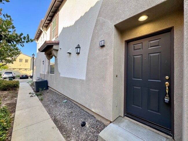 Building Photo - Beautiful and Spacious 3 Bedroom 2.5 Bath ...