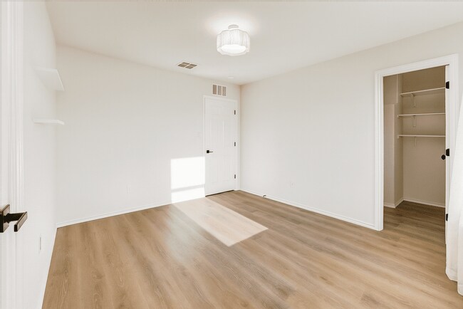 Building Photo - 6135 Willow Point Blvd