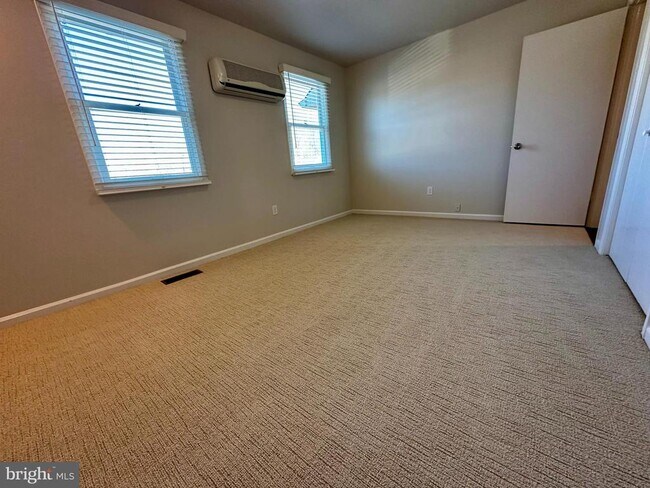 Building Photo - 18 Dundee Mews