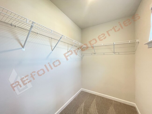 Building Photo - Beautiful 4 Bedroom 2.5 Bathroom Home w/ G...