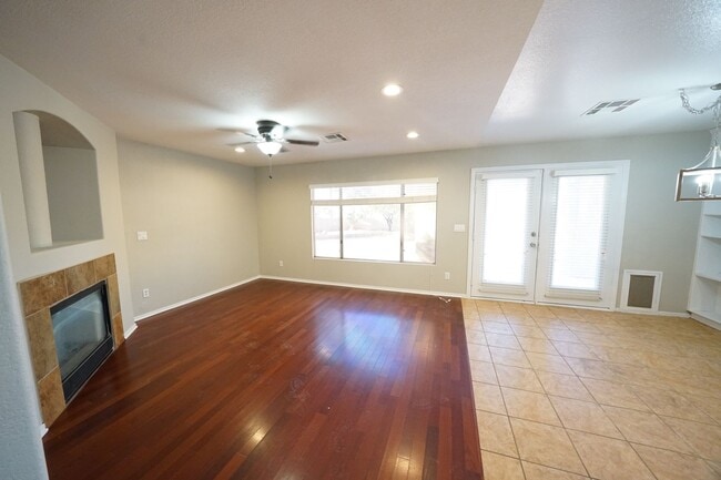 Building Photo - SHOWINGS AVAILABLE NOW