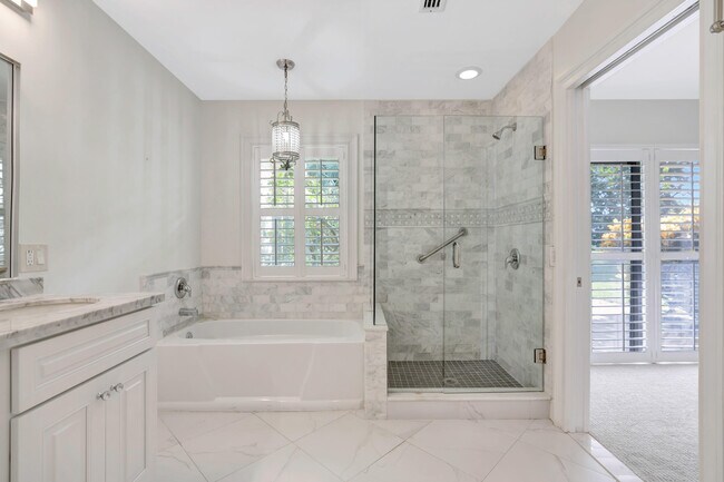 Building Photo - 13692 Cross Pointe Dr