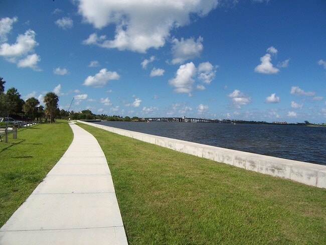 Building Photo - 301 S Palmway