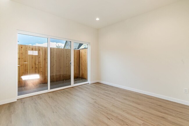 Building Photo - Halleck Townhomes Triplex