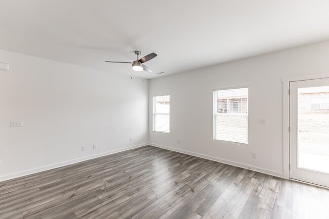 Building Photo - "Charming Newly built 3-Bed Townhouse Retreat with Granite Elegance in Prime Huntsville Location!"