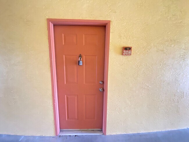 Building Photo - 1 Bedroom / 1 Bath Condo in Gated Community.