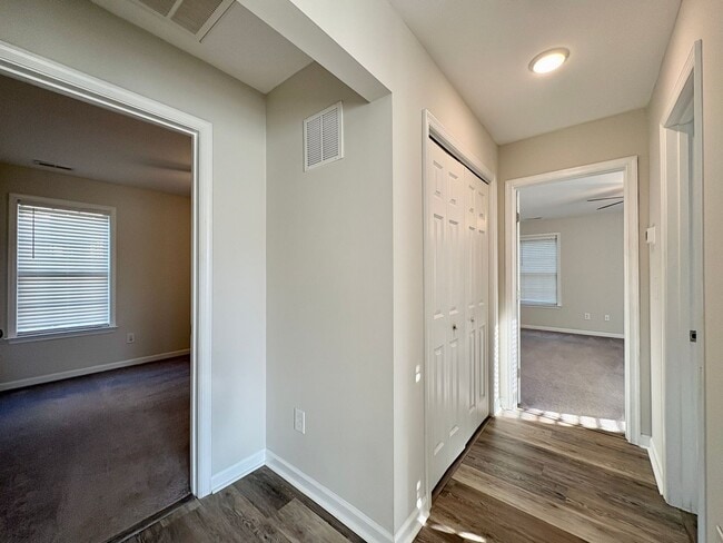 Building Photo - Move-In Ready, Fenced-In Backyard, Pet Friendly, One Story Home – Convenience Meets Comfort!