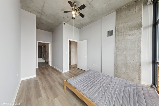 Building Photo - 235 W Van Buren St