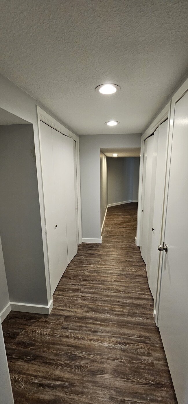 Building Photo - 884 E Greenway Ct