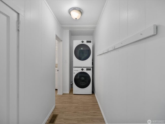 Building Photo - 2431 Pine St