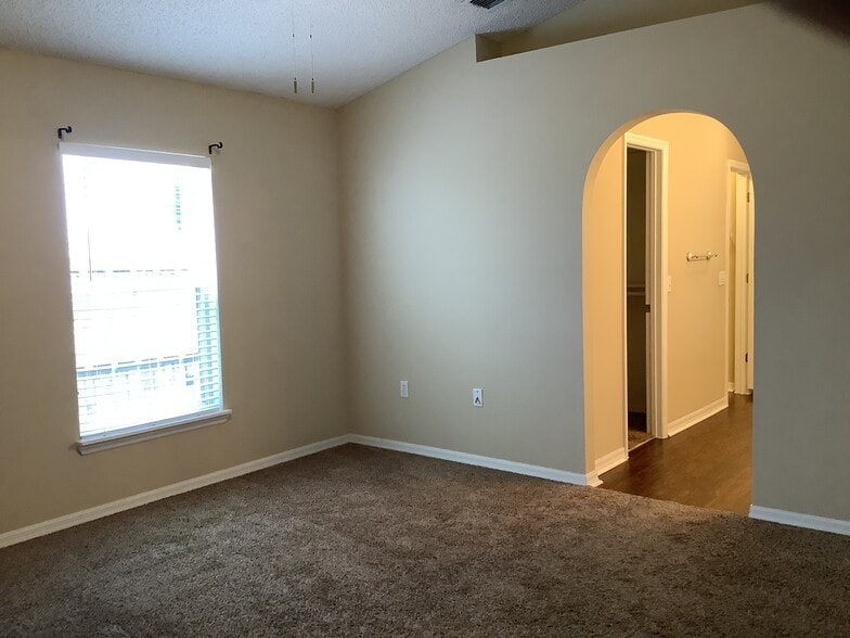 Building Photo - 5276 Mansford Pl