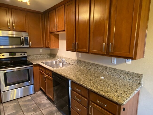 Building Photo - 2 bed 2 bath downstairs unit