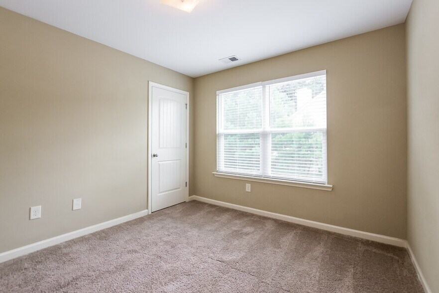 Building Photo - 220 Crescent Woode Dr