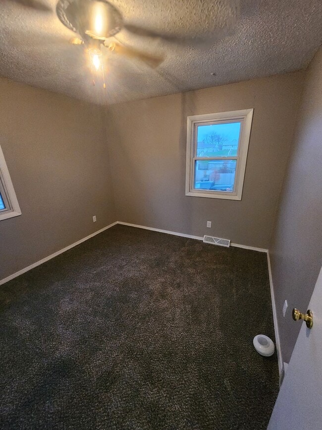 Building Photo - 1625 N Algona St