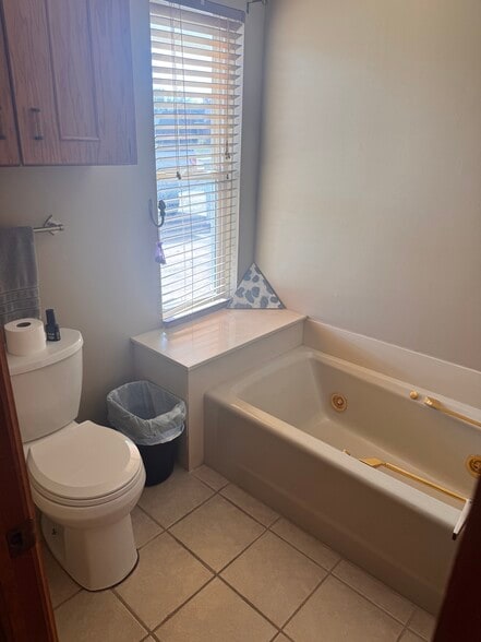 Master bath - 107 S Abbey Ln