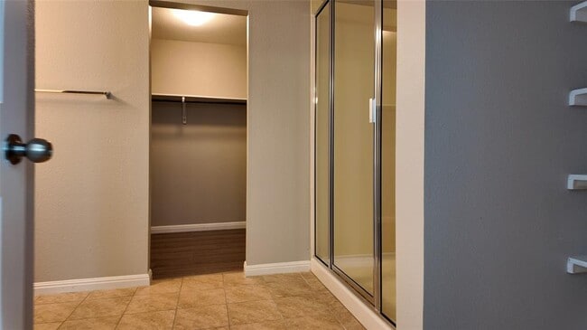 Building Photo - 11221 Bachman Dr