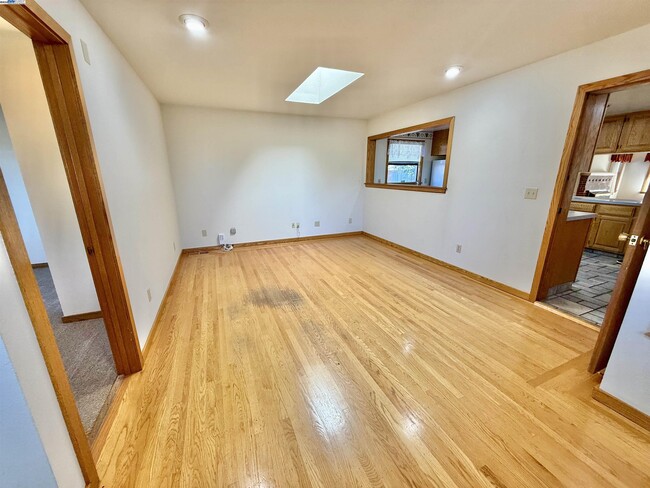 Building Photo - 252 Stoakes Ave