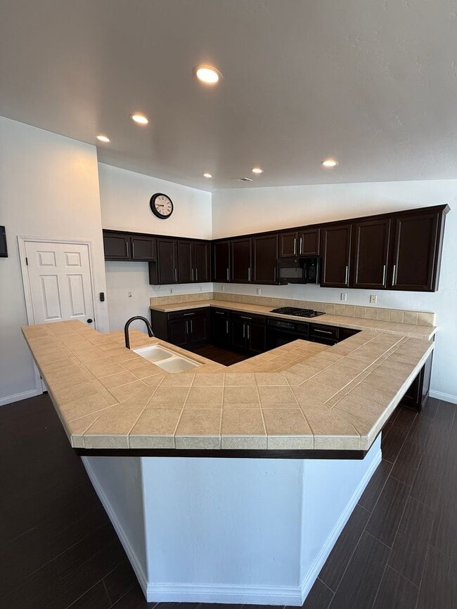 Building Photo - Spacious 4 bed 2 Bath in Desirable NW Bakersfield