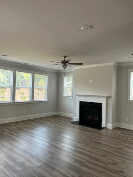 Building Photo - 123 Vivian Ln