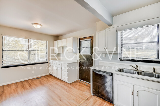 Building Photo - 851 25th Ave NE