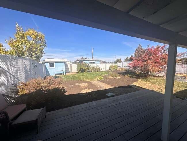 Building Photo - Charming Duplex in Desirable Neighborhood