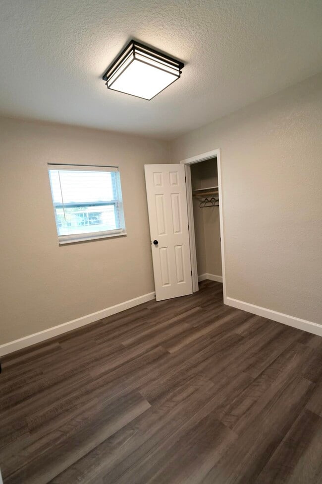 Building Photo - 885 Ruby Ave