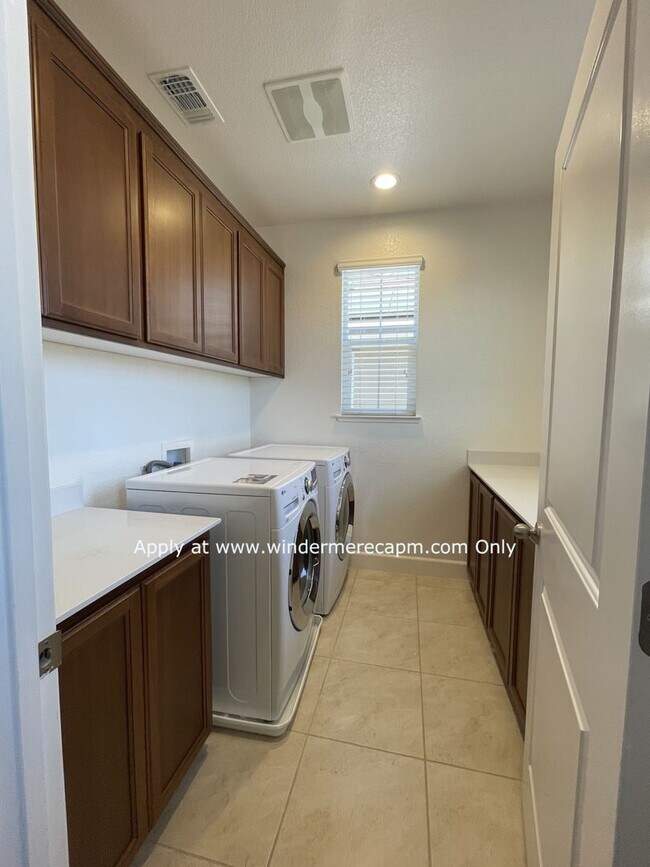Building Photo - 4 BDRM 3 BA Bright Home with Open Kitchen ...
