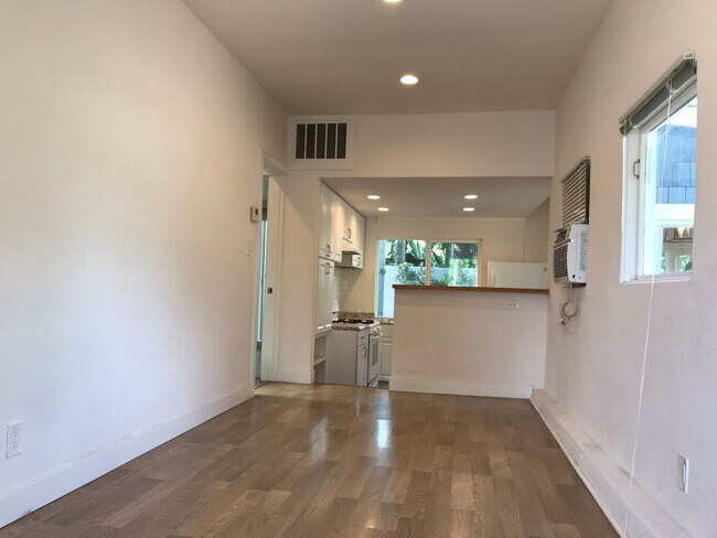 Building Photo - Charming 2-Bed, 1-Bath Apartment with Priv...