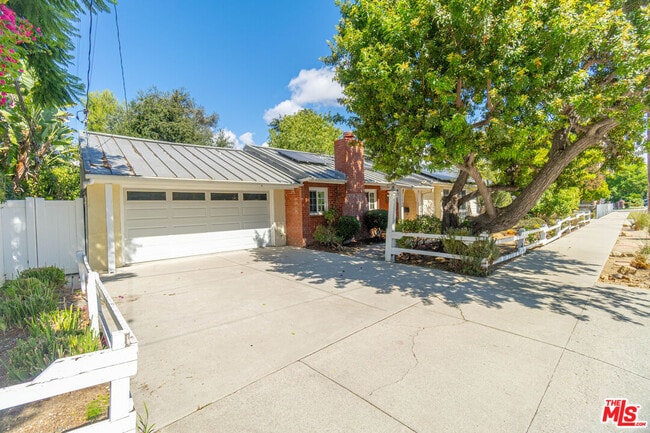 Building Photo - 13843 Milbank St