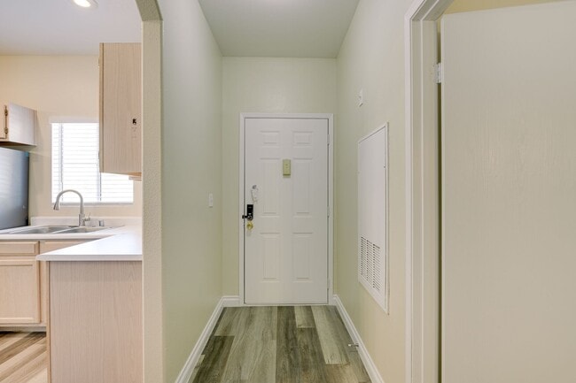 Building Photo - Cozy 1-Bed Apartment with Fireplace – Your...