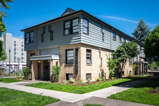 Building Photo - Cozy Studio, Available Now, Great location to Downtown!!