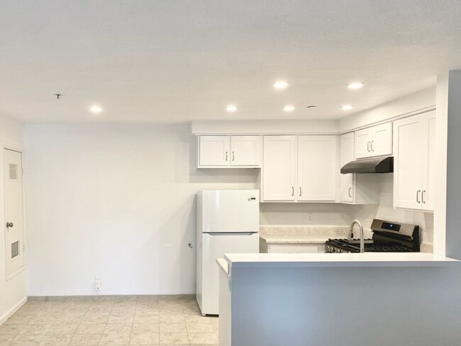 Building Photo - Downstairs 2-Bedroom Condo in Banning--55+ Gated Community!