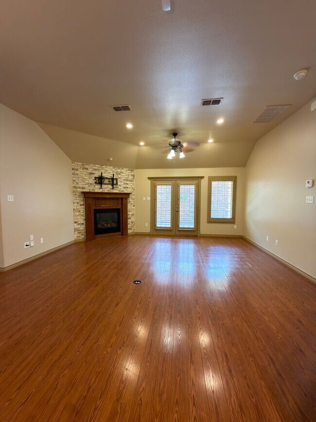 Building Photo - Immaculate garden home in Tivoli Estates