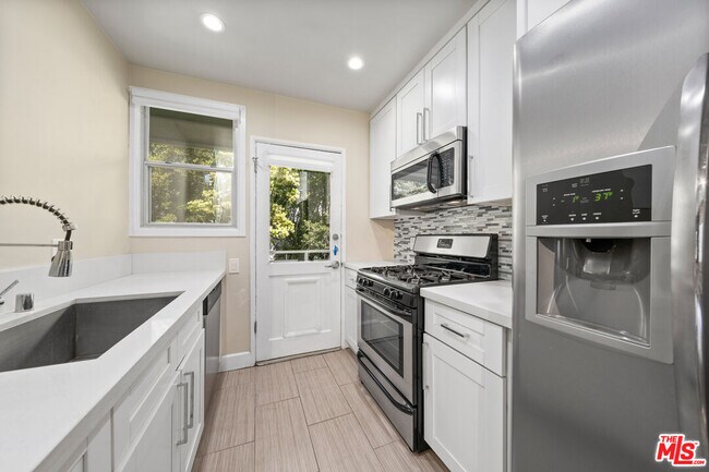 Building Photo - 8555 Sherwood Dr