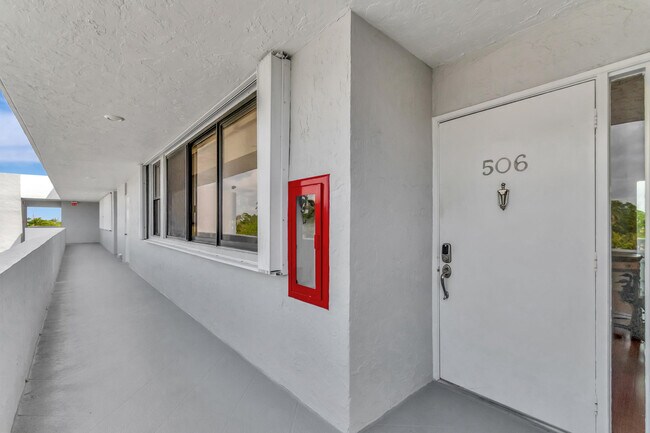 Building Photo - 8200 Lakeshore Dr