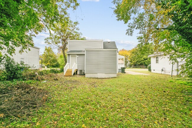 Building Photo - 924 Ivy Ave