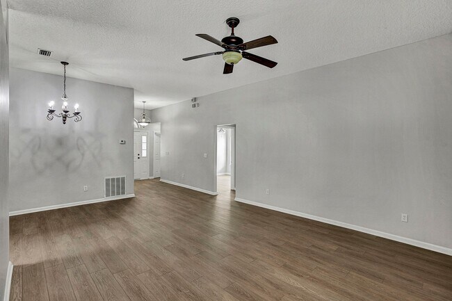 Building Photo - Renovated 5 bedroom/3 bathroom home in Wor...