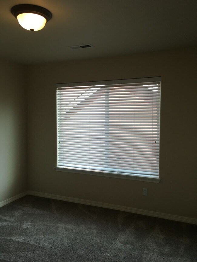 Building Photo - Gorgeous River Canyon Community Home!